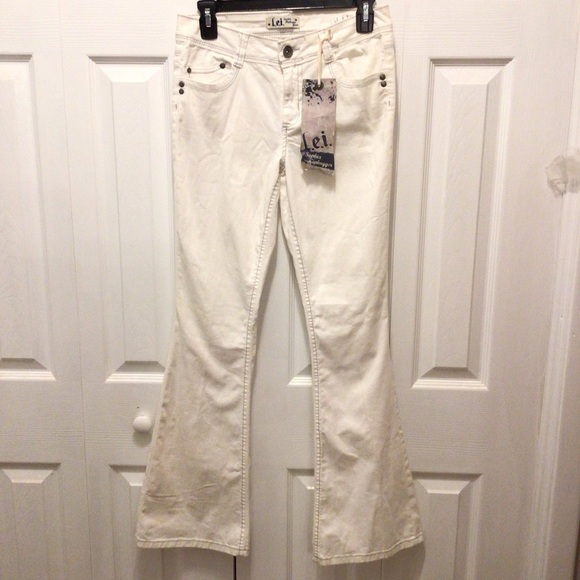 l.e.i. Juniors Ivory Vintage Wash Sophia Hiphugger Flared Jeans Size 5 - Picture 1 of 8